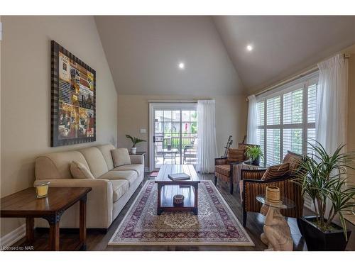 615 Victoria Street, Niagara-On-The-Lake, ON - Indoor Photo Showing Living Room