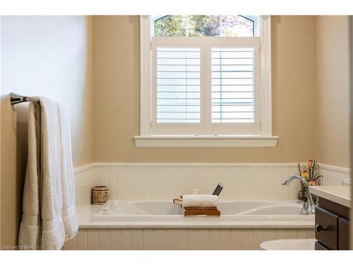 615 Victoria Street, Niagara-On-The-Lake, ON - Indoor Photo Showing Bathroom