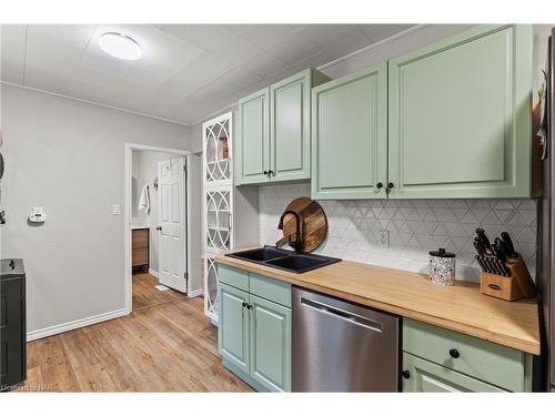 6539 Monroe Street, Niagara Falls, ON - Indoor Photo Showing Kitchen With Double Sink