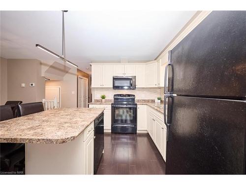 8811 Silverstar Court, Niagara Falls, ON - Indoor Photo Showing Kitchen