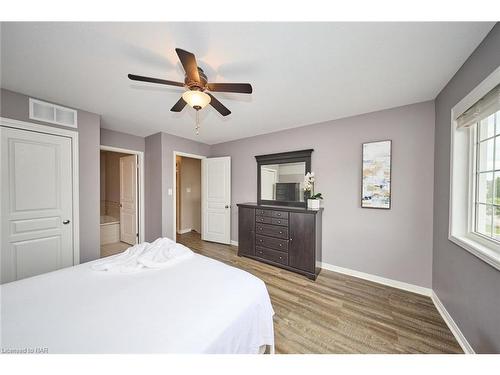 8811 Silverstar Court, Niagara Falls, ON - Indoor Photo Showing Bedroom