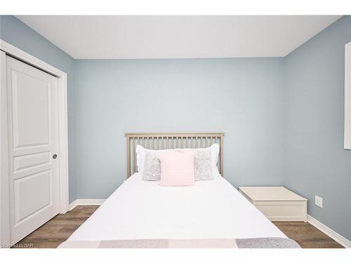 8811 Silverstar Court, Niagara Falls, ON - Indoor Photo Showing Bedroom