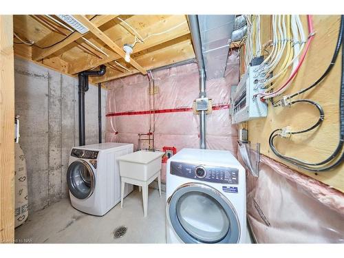 8811 Silverstar Court, Niagara Falls, ON - Indoor Photo Showing Laundry Room