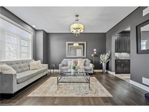 255 Colbeck Drive, Welland, ON - Indoor Photo Showing Living Room