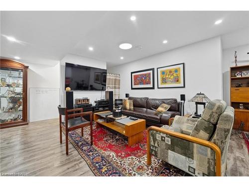 255 Colbeck Drive, Welland, ON - Indoor Photo Showing Living Room