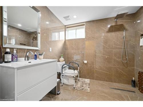 255 Colbeck Drive, Welland, ON - Indoor Photo Showing Bathroom