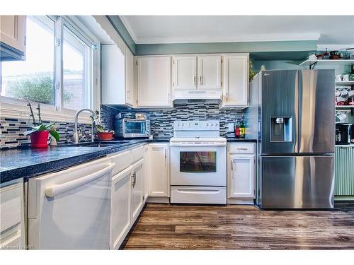 95 St Augustine Drive, St. Catharines, ON - Indoor Photo Showing Kitchen