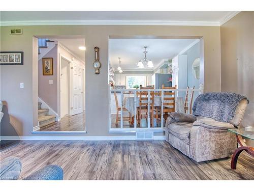 95 St Augustine Drive, St. Catharines, ON - Indoor Photo Showing Living Room