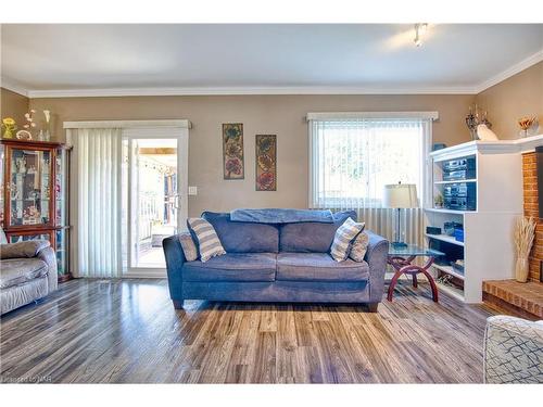 95 St Augustine Drive, St. Catharines, ON - Indoor Photo Showing Living Room