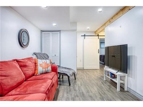 95 St Augustine Drive, St. Catharines, ON - Indoor Photo Showing Living Room