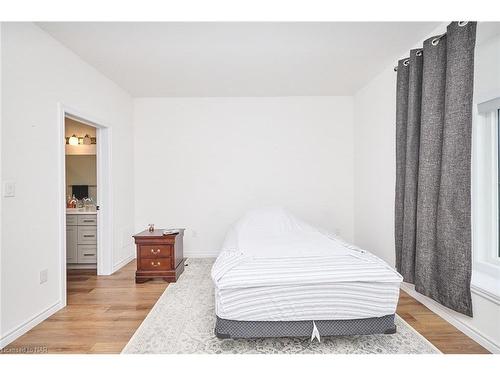 8 King Street Street, Fort Erie, ON - Indoor Photo Showing Bedroom