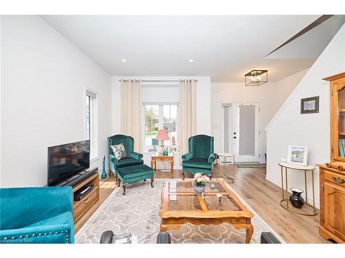 8 King Street Street, Fort Erie, ON - Indoor Photo Showing Living Room With Fireplace