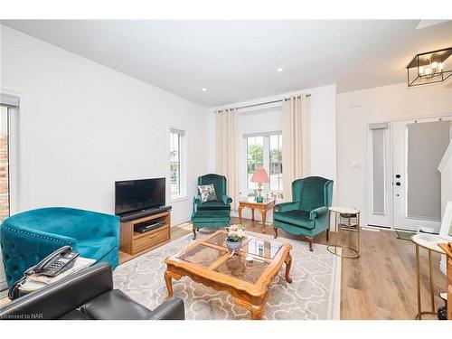 8 King Street Street, Fort Erie, ON - Indoor Photo Showing Living Room