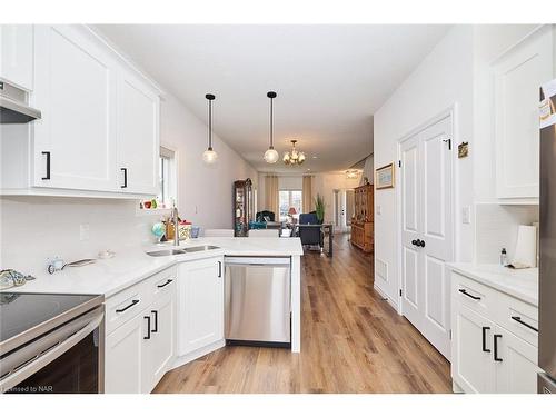 8 King Street Street, Fort Erie, ON - Indoor Photo Showing Kitchen With Double Sink With Upgraded Kitchen