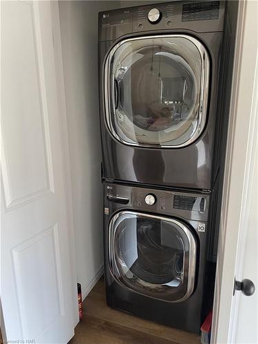 8 King Street Street, Fort Erie, ON - Indoor Photo Showing Laundry Room