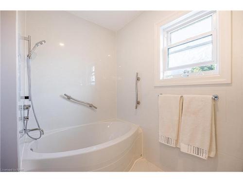 53 Stevens Drive, Niagara-On-The-Lake, ON - Indoor Photo Showing Bathroom