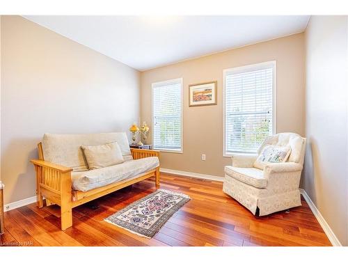 53 Stevens Drive, Niagara-On-The-Lake, ON - Indoor Photo Showing Living Room