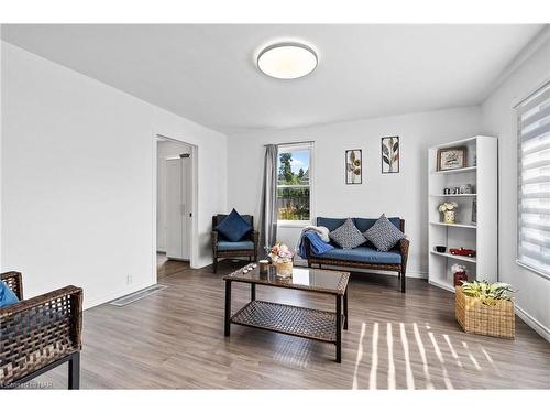 6525 O'Neil Street, Niagara Falls, ON - Indoor Photo Showing Living Room