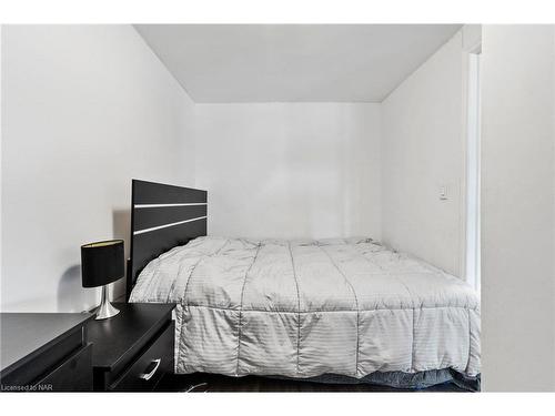 6525 O'Neil Street, Niagara Falls, ON - Indoor Photo Showing Bedroom