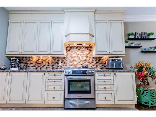 43 Cherry Ridge Boulevard Boulevard, Fenwick, ON - Indoor Photo Showing Kitchen With Upgraded Kitchen