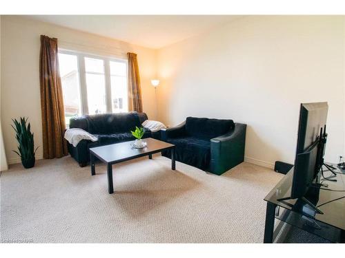 9 White Ash Road, Thorold, ON - Indoor Photo Showing Living Room