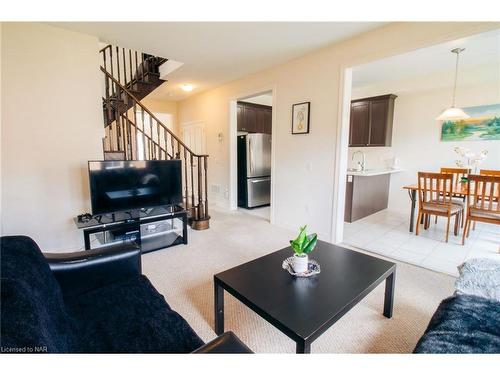 9 White Ash Road, Thorold, ON - Indoor Photo Showing Living Room