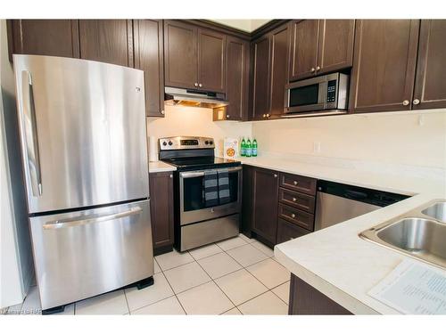 9 White Ash Road, Thorold, ON - Indoor Photo Showing Kitchen With Stainless Steel Kitchen With Double Sink