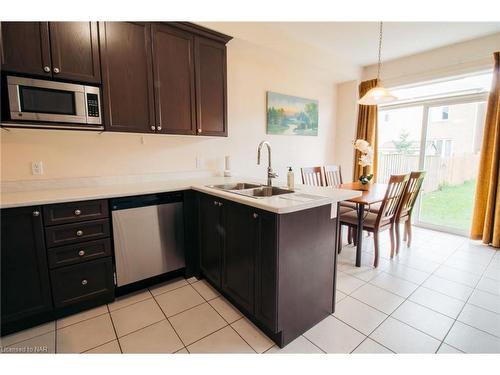 9 White Ash Road, Thorold, ON - Indoor Photo Showing Kitchen With Double Sink