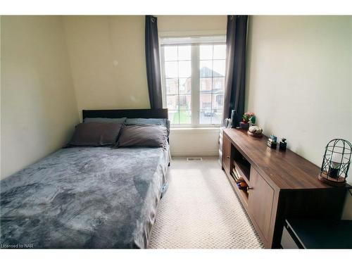 9 White Ash Road, Thorold, ON - Indoor Photo Showing Bedroom