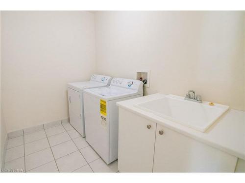 9 White Ash Road, Thorold, ON - Indoor Photo Showing Laundry Room