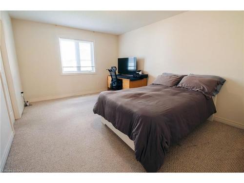 9 White Ash Road, Thorold, ON - Indoor Photo Showing Bedroom