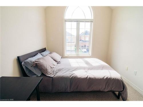 9 White Ash Road, Thorold, ON - Indoor Photo Showing Bedroom