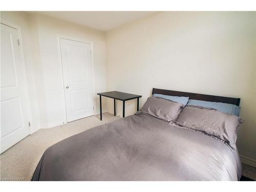 9 White Ash Road, Thorold, ON - Indoor Photo Showing Bedroom