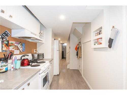 9 White Ash Road, Thorold, ON - Indoor Photo Showing Kitchen