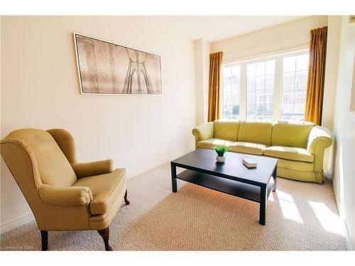 9 White Ash Road, Thorold, ON - Indoor Photo Showing Living Room