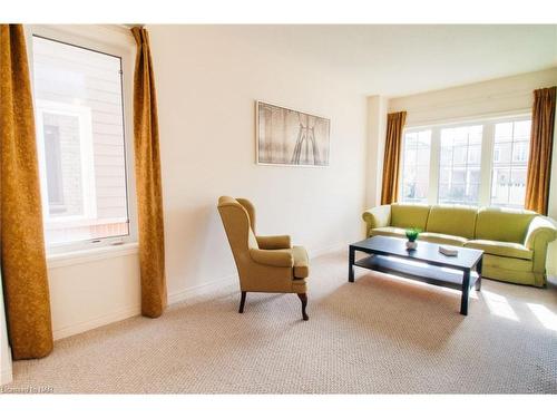 9 White Ash Road, Thorold, ON - Indoor Photo Showing Living Room