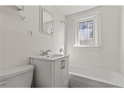 28 Division Street, St. Catharines, ON - Indoor Photo Showing Bathroom