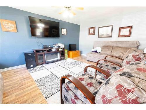 5 St Peter Street, St. Catharines, ON - Indoor Photo Showing Living Room