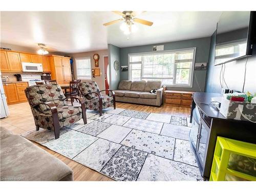 5 St Peter Street, St. Catharines, ON - Indoor Photo Showing Living Room