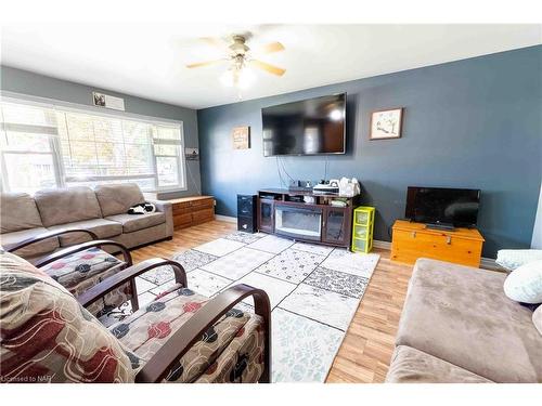 5 St Peter Street, St. Catharines, ON - Indoor Photo Showing Living Room