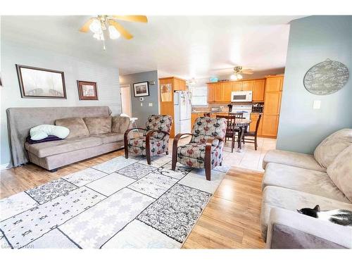 5 St Peter Street, St. Catharines, ON - Indoor Photo Showing Living Room