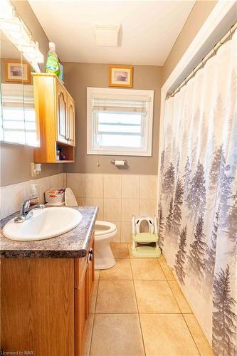 5 St Peter Street, St. Catharines, ON - Indoor Photo Showing Bathroom