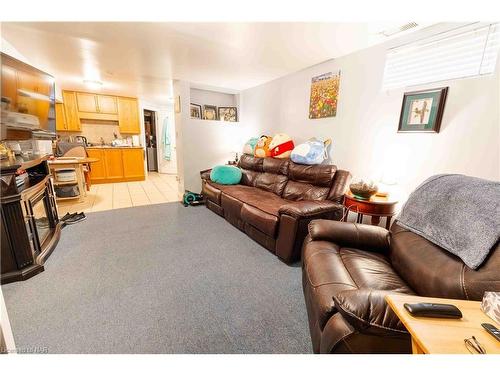 5 St Peter Street, St. Catharines, ON - Indoor Photo Showing Living Room