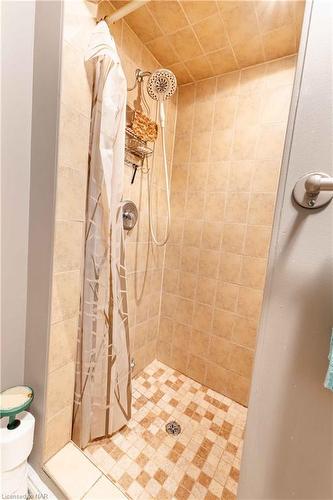 5 St Peter Street, St. Catharines, ON - Indoor Photo Showing Bathroom