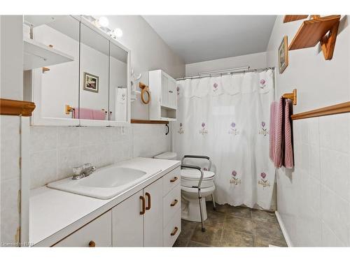 186 Glenwood Avenue, Port Colborne, ON - Indoor Photo Showing Bathroom