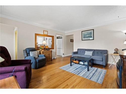 186 Glenwood Avenue, Port Colborne, ON - Indoor Photo Showing Living Room