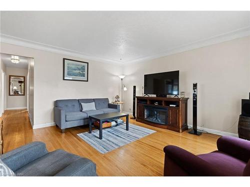 186 Glenwood Avenue, Port Colborne, ON - Indoor Photo Showing Living Room