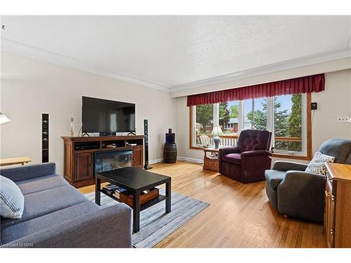 186 Glenwood Avenue, Port Colborne, ON - Indoor Photo Showing Living Room