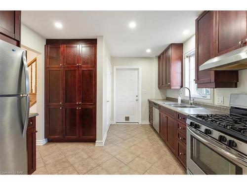 32 Mcnamara Street, Thorold, ON - Indoor Photo Showing Kitchen With Double Sink