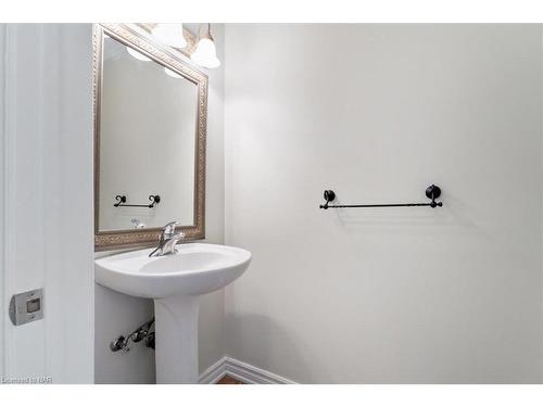 32 Mcnamara Street, Thorold, ON - Indoor Photo Showing Bathroom